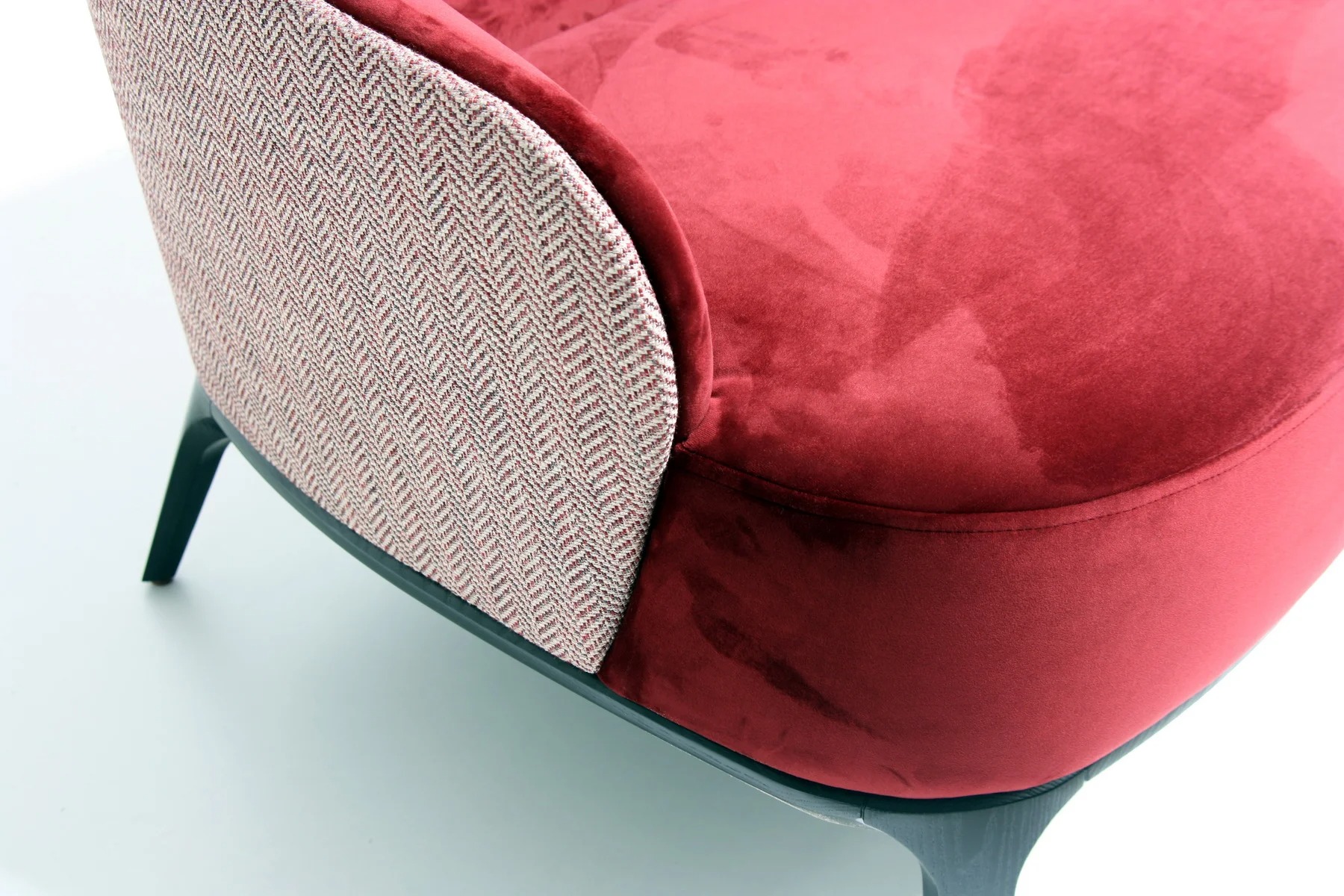 play-198_214nobas-090claude-impression-garnet5_resize-optimized Диван Play